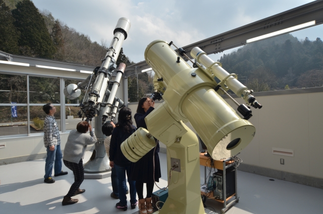 大型望遠鏡観測室　横型